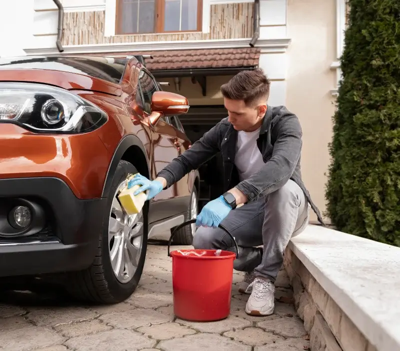 Lavage auto à domicile Faverolles-sur-Cher : professionnel intervenant sur un véhicule